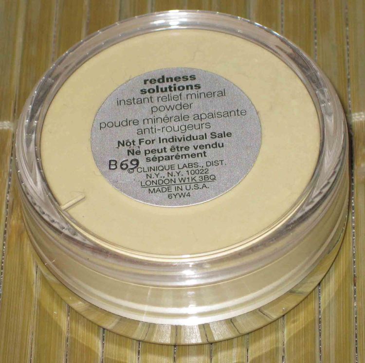 One (1) Clinique Redness Solutions Instant Relief Mineral Powder (New Sample)